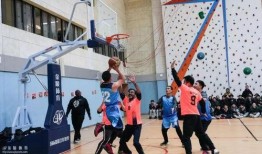 女网红打篮球吃瓜,趣味横生引网友热议